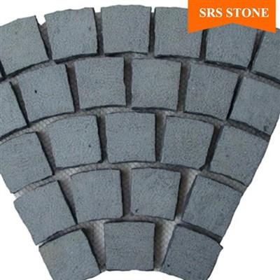 Príjazdová cesta z prírodných štiepaných kociek Granit China Black Basalt Faver